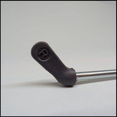 haste metálica com ponta de borracha preta com letra R