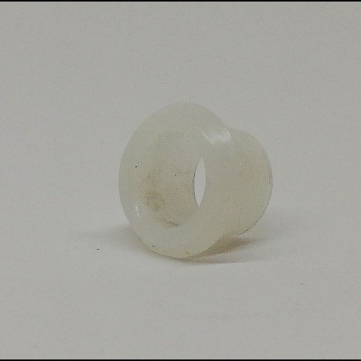 Anel translúcido de silicone em fundo branco