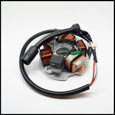 Estator de motor com bobinas de fio cobre e fios elétricos isolados em fundo branco