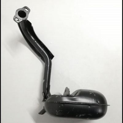 Peça metálica preta com tubo curvo e depósito oval