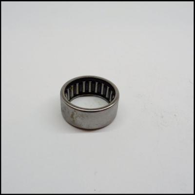 Rolamento de agulhas metálico cilíndrico prateado sobre fundo branco