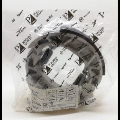 Correia ou vedante de borracha preto embalado em plástico transparente com logotipo Piaggio Group.