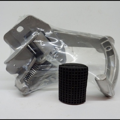 Triturador de alho de metal cinzento em saco plástico com peça preta à frente