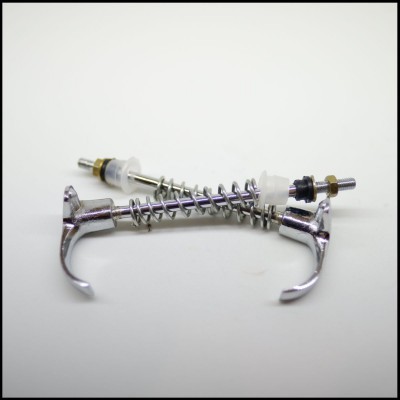 Dois puxadores metálicos prateados com molas e parafusos em fundo branco