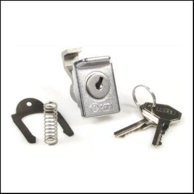 Fechadura metálica prateada com mola, suporte preto e duas chaves em argola
