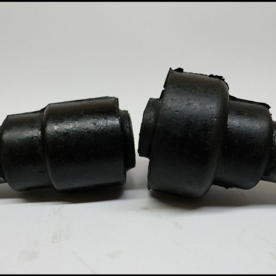 Peças metálicas com capas de borracha pretas sobre superfície branca