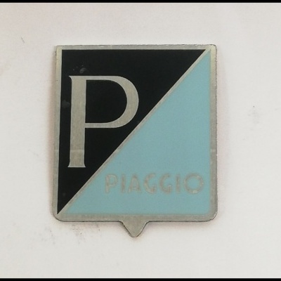 Emblema frontal "PIAGGIO" para Vespa 50
