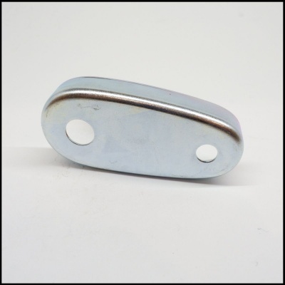 Peça metálica oval prateada com dois furos