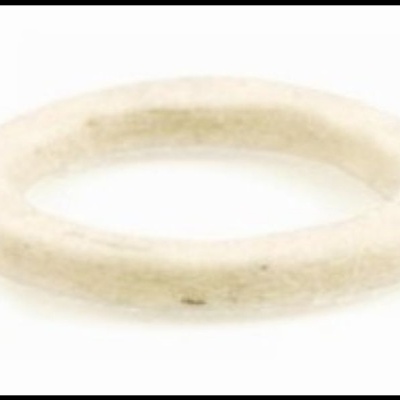 anel branco simples com textura irregular