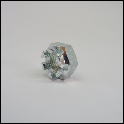 Porca de aço zincada hexagonal prateada sobre fundo branco