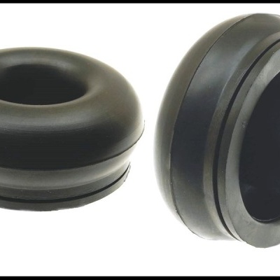 Peças pretas de borracha em formato de anel sobre fundo branco