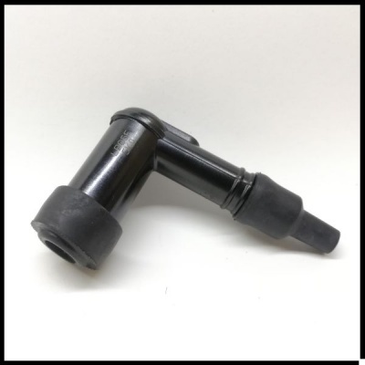Conector de ignição automóvel preto em fundo branco