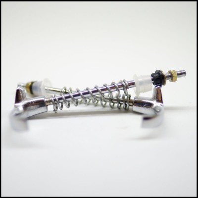 Conjunto de molas metálicas cromadas com reforços e componentes de fixação