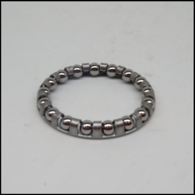 Pulseira metálica prateada com contas cilíndricas e esféricas em fundo branco