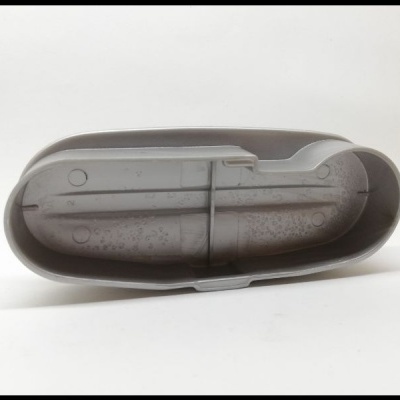 Estojo cinzento de plástico com divisão interna e tampa curva