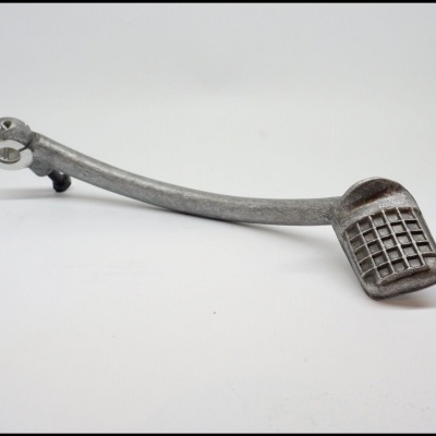 Pedal metálico com superfície de apoio em formato de grade