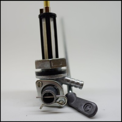 Peça mecânica metálica e plástica com alavanca preta e mola em fundo branco