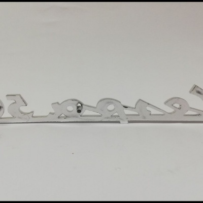 Objeto decorativo metálico com texto 