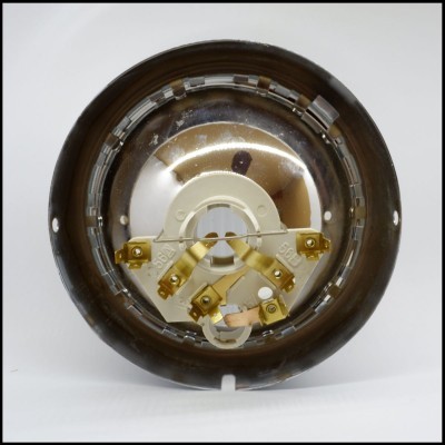 Placa redonda metálica com componentes elétricos em latão e plástico branco