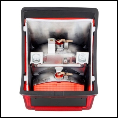 Farol traseiro de veículo com plástico vermelho e metal prateado