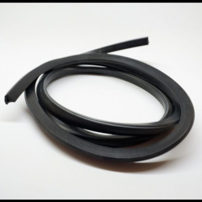 correia plana de borracha preta enrolada sobre fundo branco