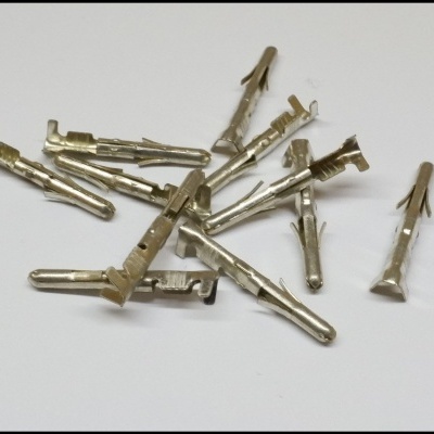 Terminais metálicos prateados sobre fundo branco