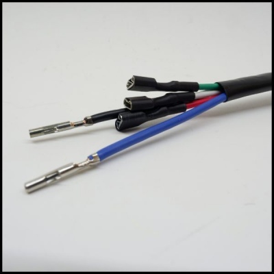 Cabo elétrico com fios coloridos e terminais metálicos