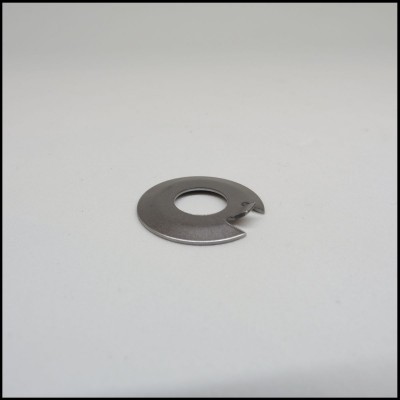 Anilha metálica circular cinza escuro com corte e saliência sobre fundo branco