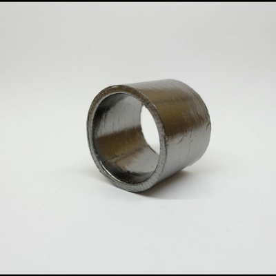 Anel cilindrico preto com acabamento brilhante e textura irregular sobre fundo branco