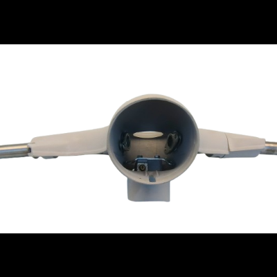 Peça metálica esférica com tubos cinzentos e braços brancos