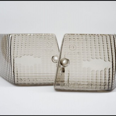 Par de lentes de vidro cinza translúcido texturizado