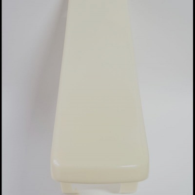 Banco de plástico creme com logotipo na parte superior colocado sobre fundo branco