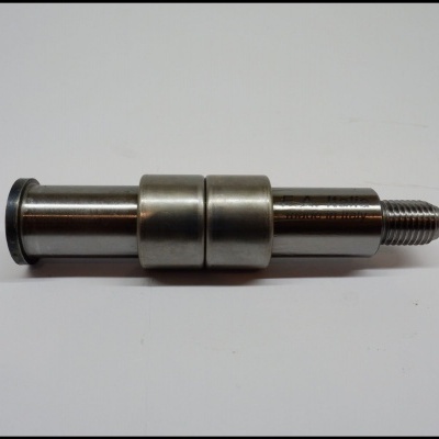 Eixo metálico cilíndrico prateado com rosca numa extremidade