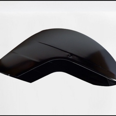 Guardalamas preto curvo sobre fundo branco