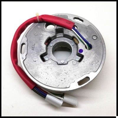 Componente metálico redondo com fios elétricos encapados