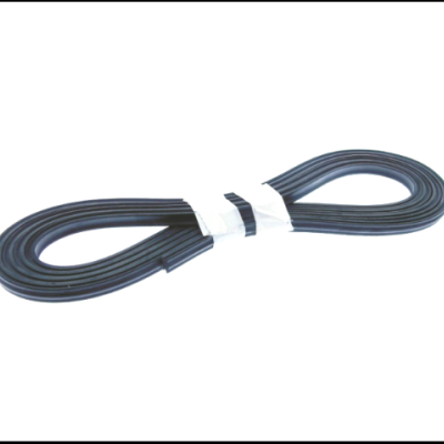 Cabo preto enrolado com fitas brancas em fundo branco