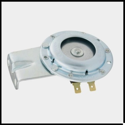 Buzina metálica circular prateada com alavanca e terminais dourados