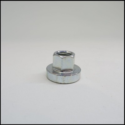 Parafuso metálico hexagonal prateado sobre superfície branca