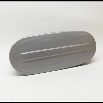 Estojo cinza para óculos, formato oval, sobre fundo branco