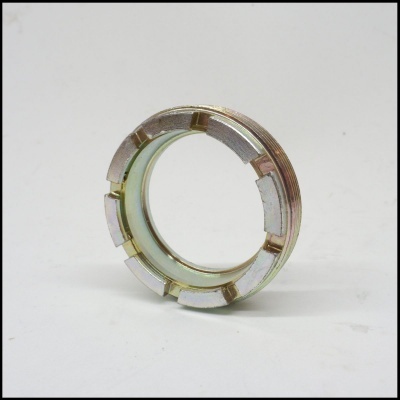 Anel metálico circular prateado com oito entalhes