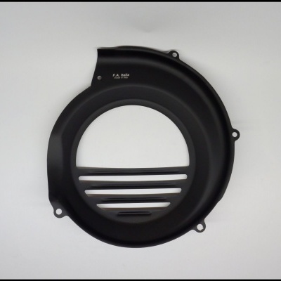 Peça redonda preta metálica com aberturas horizontais sobre fundo branco