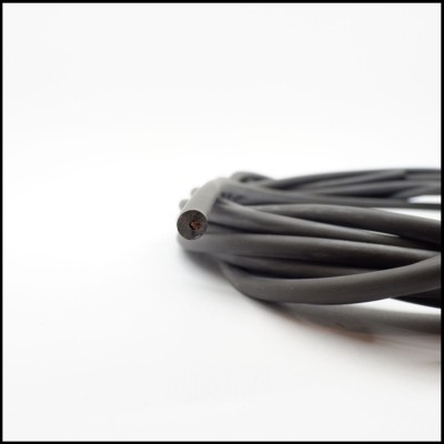 Cabo elétrico preto enrolado com condutor visível