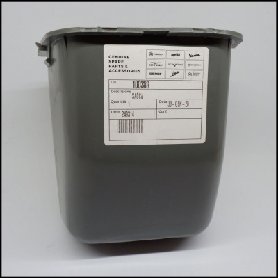 Recipiente plástico cinzento com etiqueta de peças sobresselentes genuínas