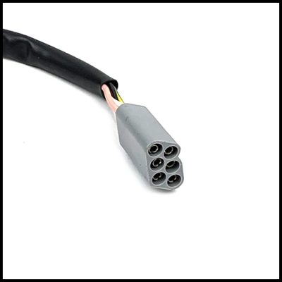Cabo elétrico com conector cinzento de 7 pinos e fios coloridos