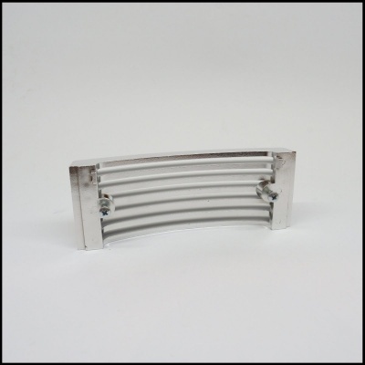 Suporte metálico curvado com barras paralelas e parafusos