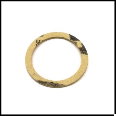 Anel ou junta redonda amarelada com manchas escuras em fundo branco