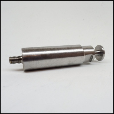 Peça metálica cilíndrica com rosca e botão