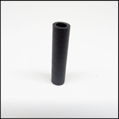 Tubo cilíndrico oco preto sobre superfície branca