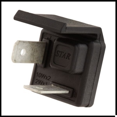 Relé elétrico preto com terminais metálicos e texto STAR