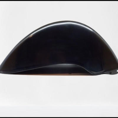 Parafango preto em plástico com superfície lisa e curva